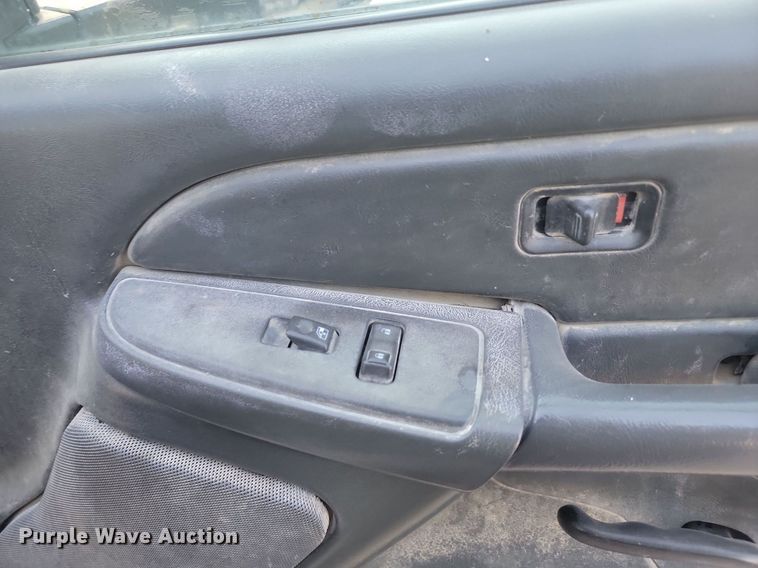 image for item LQ9099 2006 Chevrolet Silverado 2500HD  Ext. Cab utility bed pickup truck