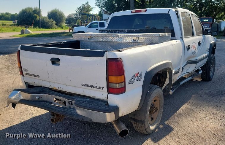 image for item LQ9100 2001 Chevrolet Silverado 2500HD  Crew Cab pickup truck