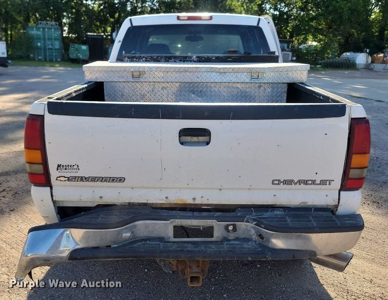 image for item LQ9100 2001 Chevrolet Silverado 2500HD  Crew Cab pickup truck