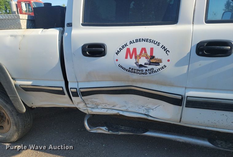 image for item LQ9100 2001 Chevrolet Silverado 2500HD  Crew Cab pickup truck