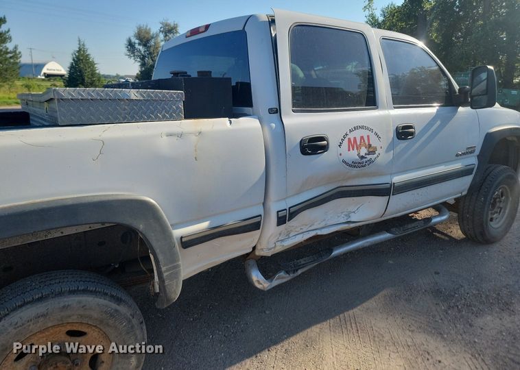 image for item LQ9100 2001 Chevrolet Silverado 2500HD  Crew Cab pickup truck