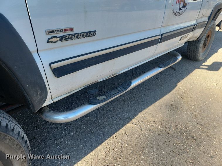 image for item LQ9100 2001 Chevrolet Silverado 2500HD  Crew Cab pickup truck