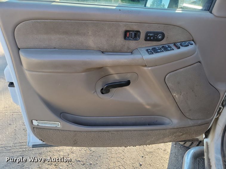 image for item LQ9100 2001 Chevrolet Silverado 2500HD  Crew Cab pickup truck