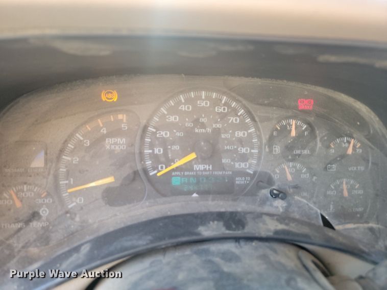 image for item LQ9100 2001 Chevrolet Silverado 2500HD  Crew Cab pickup truck