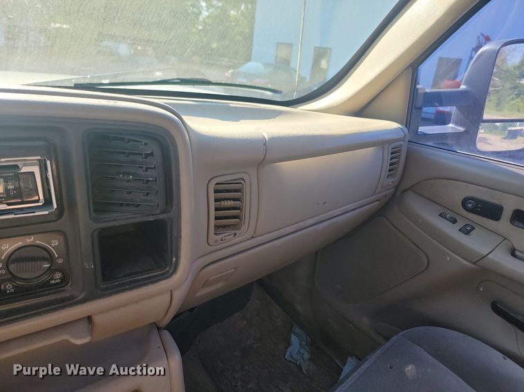 image for item LQ9100 2001 Chevrolet Silverado 2500HD  Crew Cab pickup truck