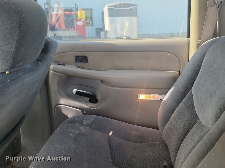 image for item LQ9100 2001 Chevrolet Silverado 2500HD  Crew Cab pickup truck