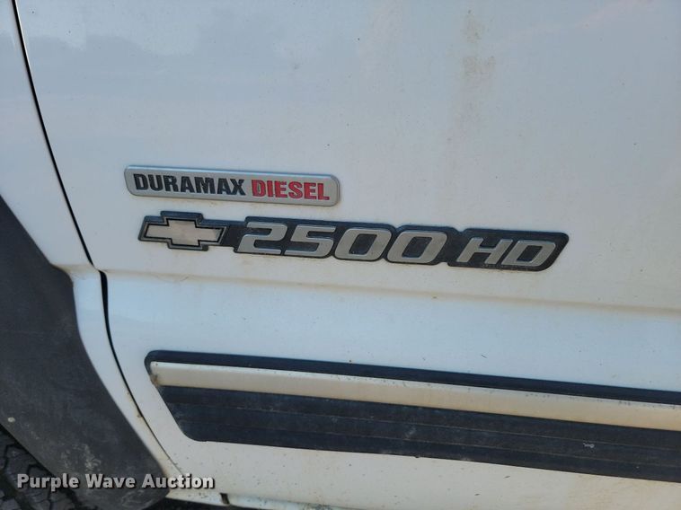 image for item LQ9100 2001 Chevrolet Silverado 2500HD  Crew Cab pickup truck