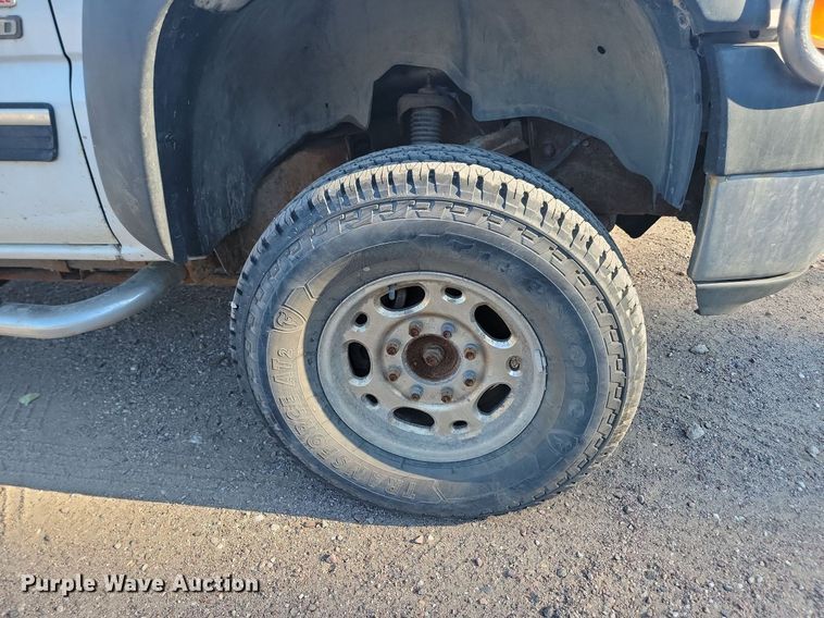 image for item LQ9100 2001 Chevrolet Silverado 2500HD  Crew Cab pickup truck