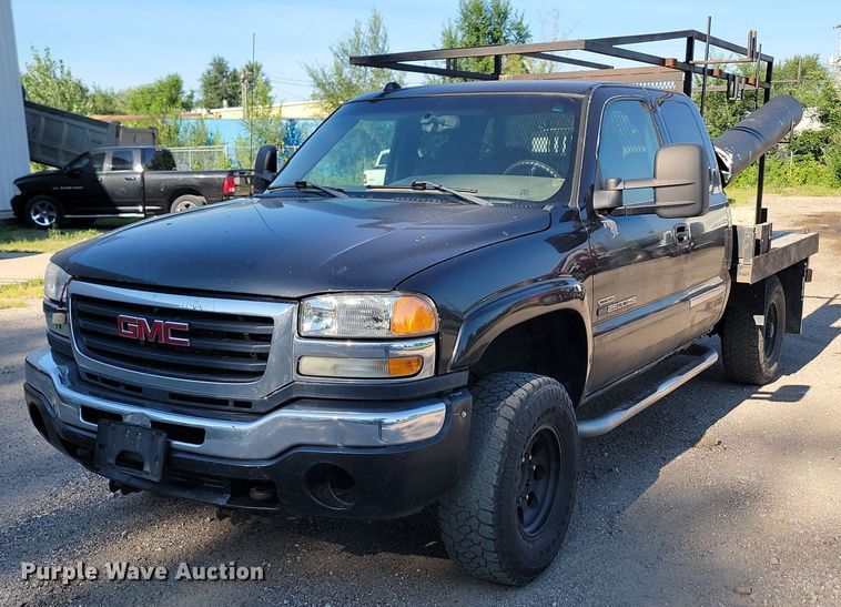 image for item LQ9101 2004 GMC Sierra 2500HD  Ext. Cab flatbed pickup truck