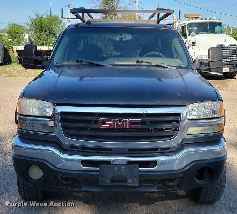 image for item LQ9101 2004 GMC Sierra 2500HD  Ext. Cab flatbed pickup truck