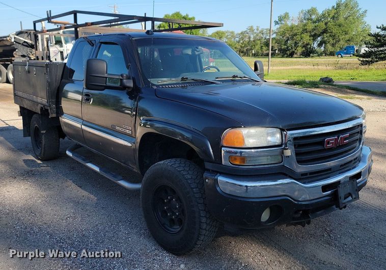 image for item LQ9101 2004 GMC Sierra 2500HD  Ext. Cab flatbed pickup truck