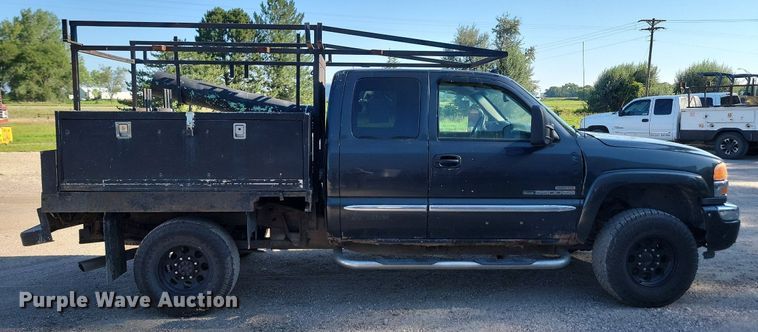 image for item LQ9101 2004 GMC Sierra 2500HD  Ext. Cab flatbed pickup truck