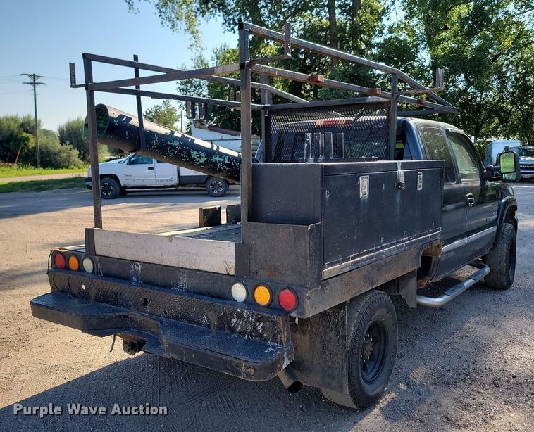 image for item LQ9101 2004 GMC Sierra 2500HD  Ext. Cab flatbed pickup truck