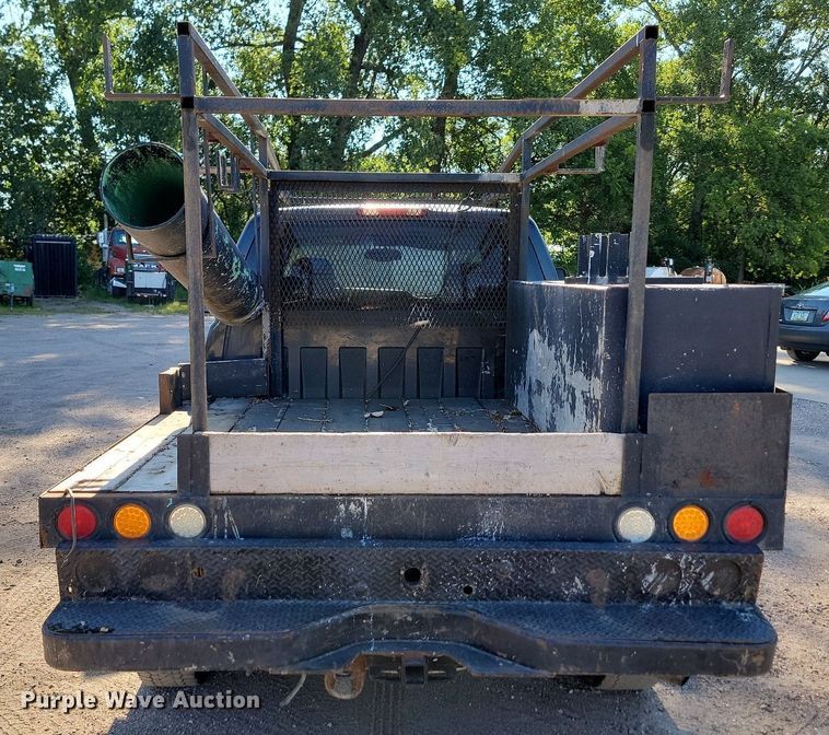 image for item LQ9101 2004 GMC Sierra 2500HD  Ext. Cab flatbed pickup truck