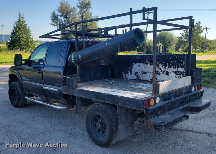 image for item LQ9101 2004 GMC Sierra 2500HD  Ext. Cab flatbed pickup truck