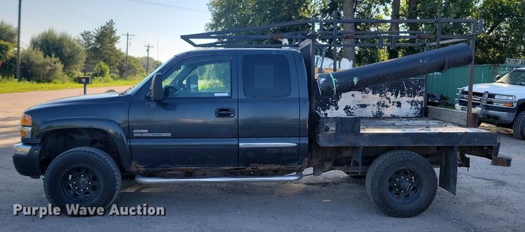 image for item LQ9101 2004 GMC Sierra 2500HD  Ext. Cab flatbed pickup truck