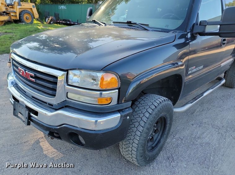 image for item LQ9101 2004 GMC Sierra 2500HD  Ext. Cab flatbed pickup truck