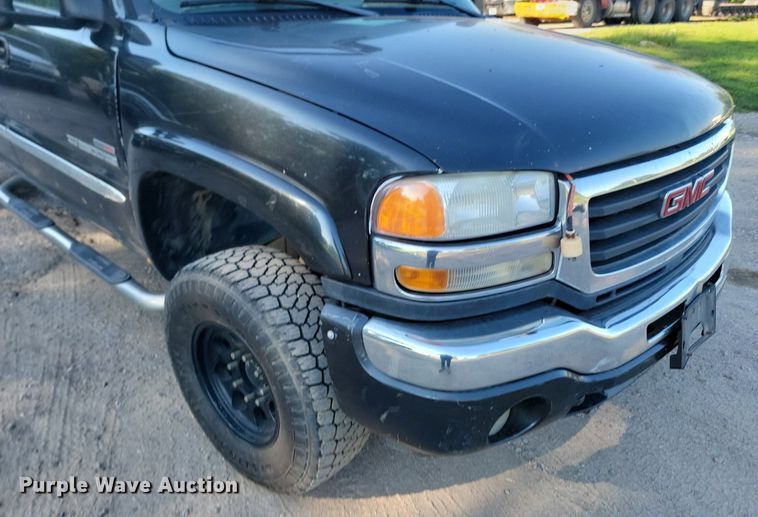 image for item LQ9101 2004 GMC Sierra 2500HD  Ext. Cab flatbed pickup truck