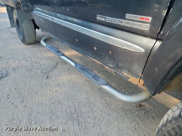 image for item LQ9101 2004 GMC Sierra 2500HD  Ext. Cab flatbed pickup truck