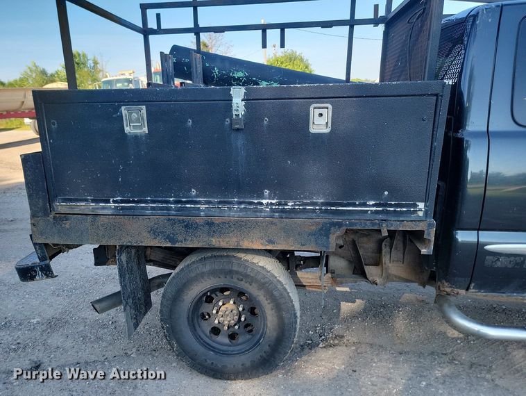 image for item LQ9101 2004 GMC Sierra 2500HD  Ext. Cab flatbed pickup truck