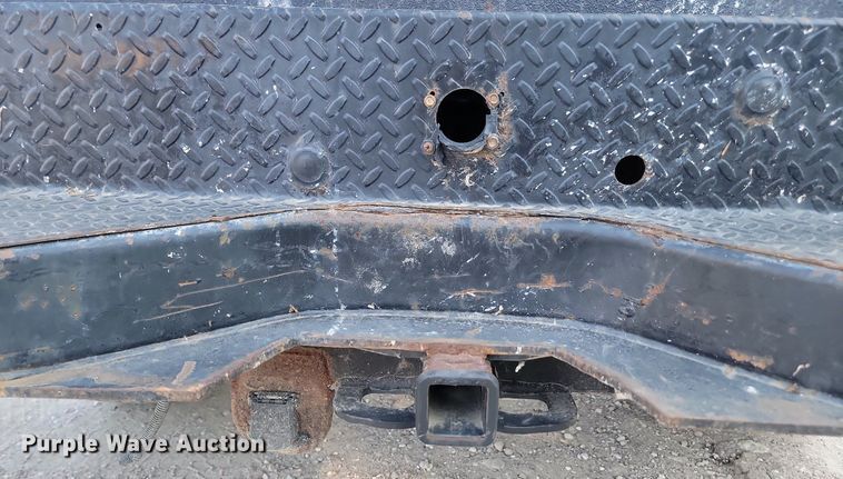 image for item LQ9101 2004 GMC Sierra 2500HD  Ext. Cab flatbed pickup truck