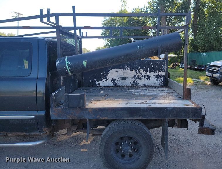 image for item LQ9101 2004 GMC Sierra 2500HD  Ext. Cab flatbed pickup truck