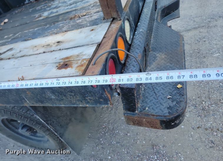 image for item LQ9101 2004 GMC Sierra 2500HD  Ext. Cab flatbed pickup truck