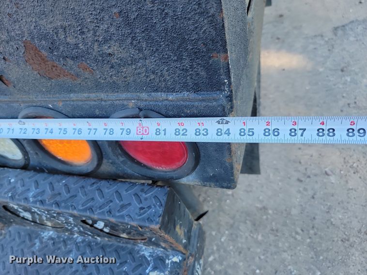 image for item LQ9101 2004 GMC Sierra 2500HD  Ext. Cab flatbed pickup truck