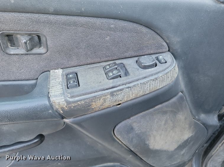 image for item LQ9101 2004 GMC Sierra 2500HD  Ext. Cab flatbed pickup truck