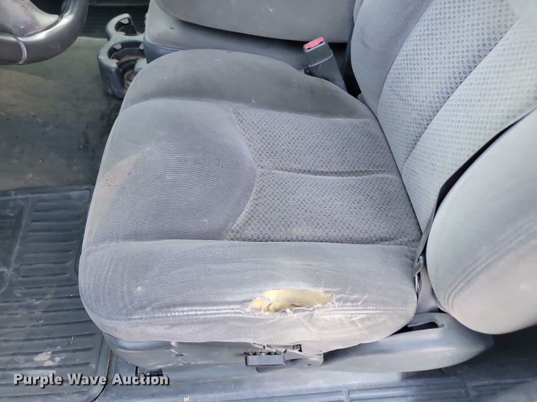 image for item LQ9101 2004 GMC Sierra 2500HD  Ext. Cab flatbed pickup truck