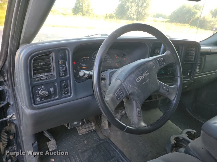 image for item LQ9101 2004 GMC Sierra 2500HD  Ext. Cab flatbed pickup truck