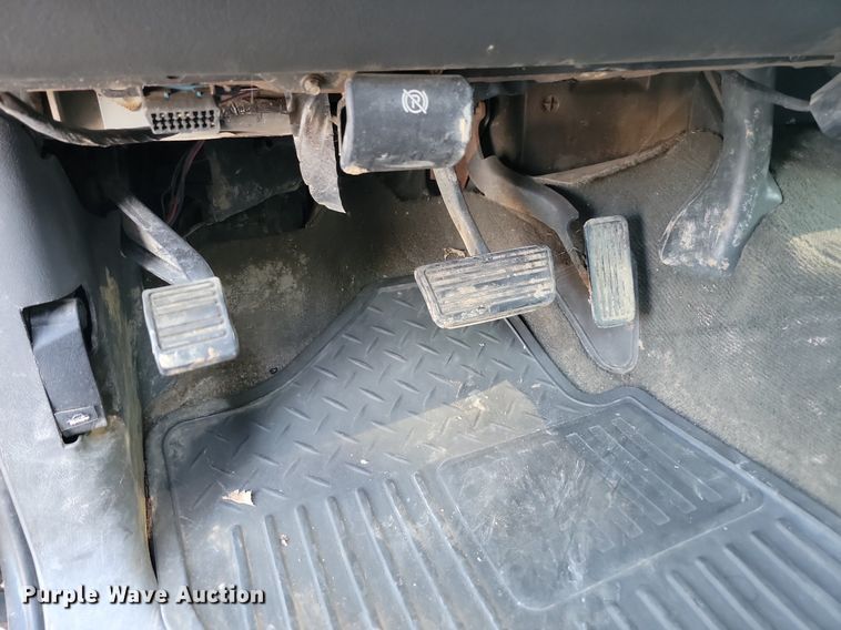 image for item LQ9101 2004 GMC Sierra 2500HD  Ext. Cab flatbed pickup truck