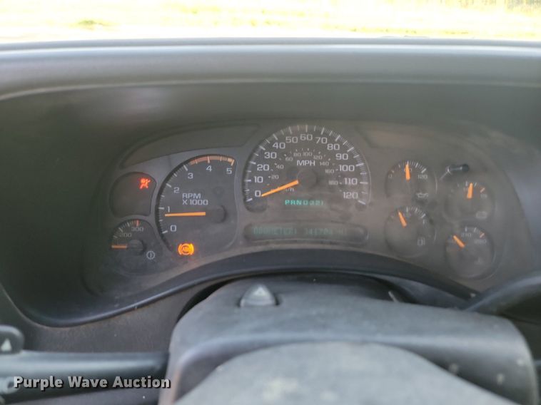 image for item LQ9101 2004 GMC Sierra 2500HD  Ext. Cab flatbed pickup truck