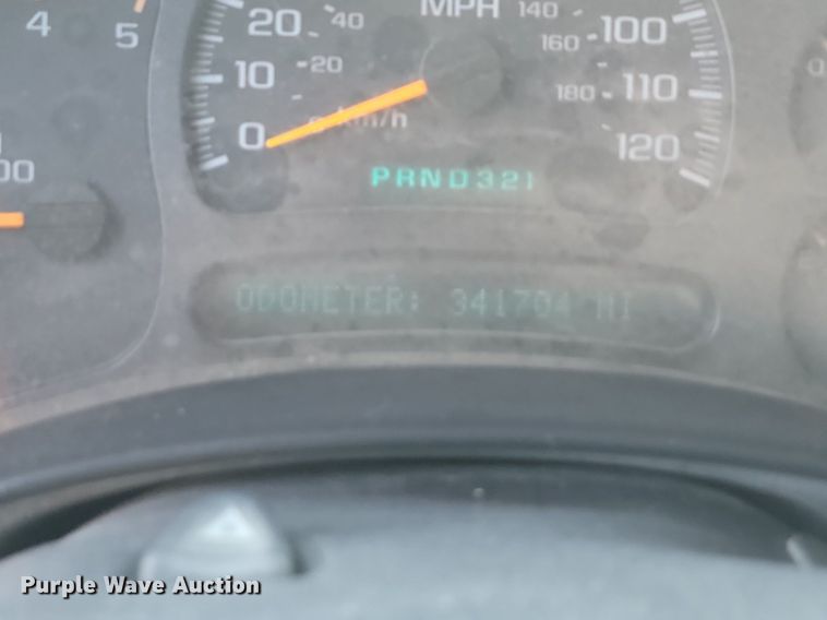 image for item LQ9101 2004 GMC Sierra 2500HD  Ext. Cab flatbed pickup truck