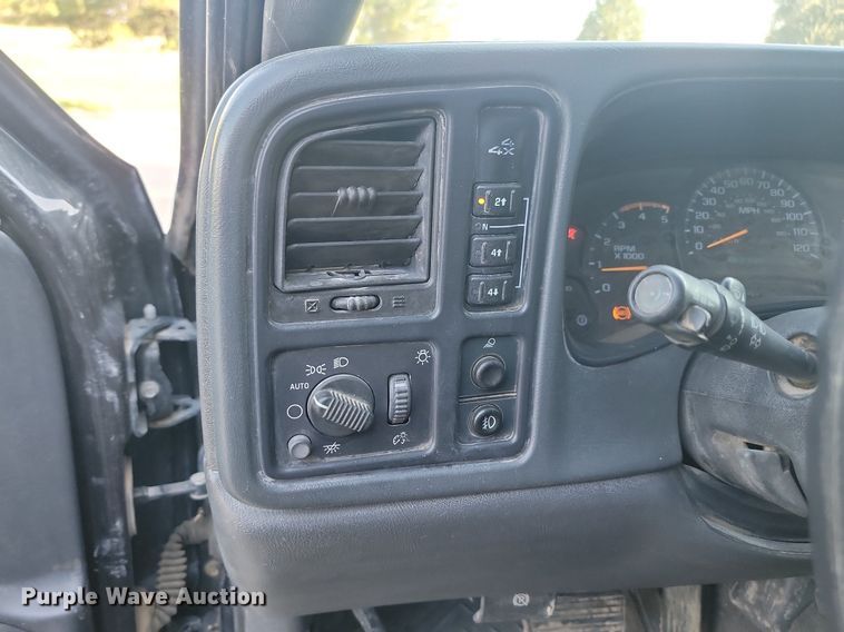 image for item LQ9101 2004 GMC Sierra 2500HD  Ext. Cab flatbed pickup truck