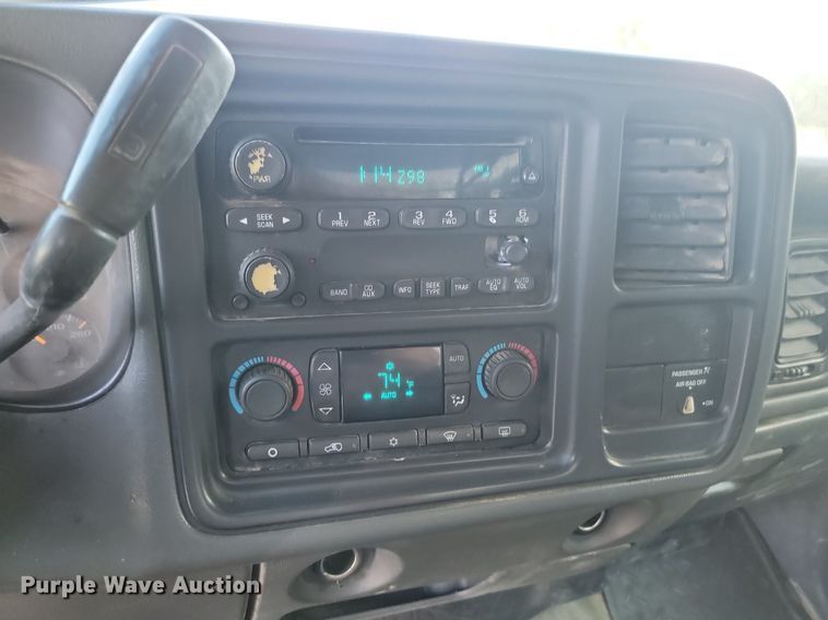 image for item LQ9101 2004 GMC Sierra 2500HD  Ext. Cab flatbed pickup truck