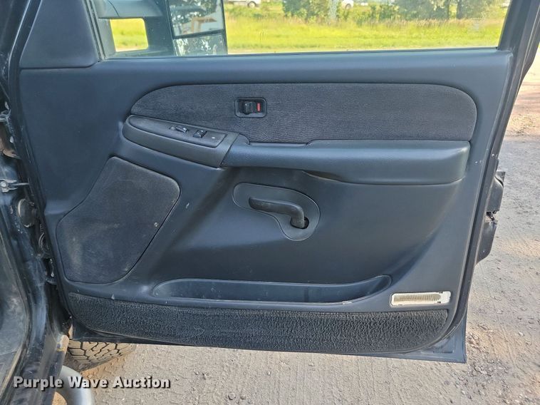 image for item LQ9101 2004 GMC Sierra 2500HD  Ext. Cab flatbed pickup truck