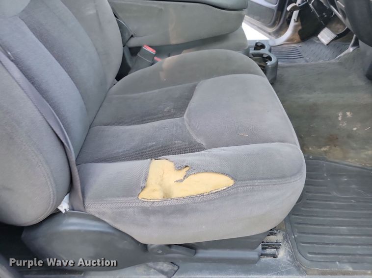 image for item LQ9101 2004 GMC Sierra 2500HD  Ext. Cab flatbed pickup truck