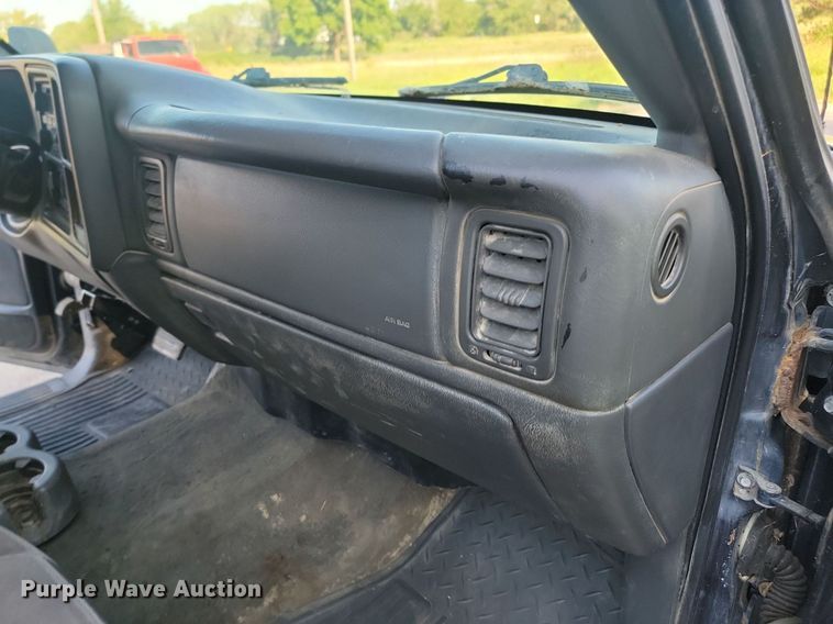 image for item LQ9101 2004 GMC Sierra 2500HD  Ext. Cab flatbed pickup truck