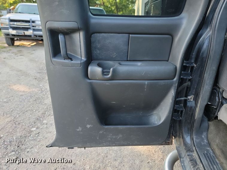 image for item LQ9101 2004 GMC Sierra 2500HD  Ext. Cab flatbed pickup truck