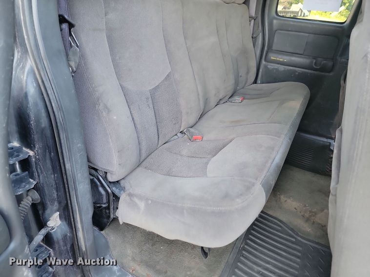 image for item LQ9101 2004 GMC Sierra 2500HD  Ext. Cab flatbed pickup truck