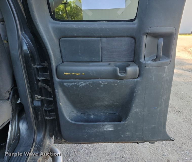 image for item LQ9101 2004 GMC Sierra 2500HD  Ext. Cab flatbed pickup truck