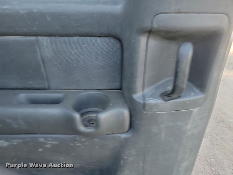 image for item LQ9101 2004 GMC Sierra 2500HD  Ext. Cab flatbed pickup truck