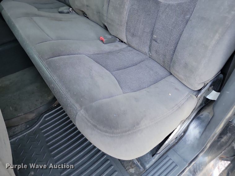 image for item LQ9101 2004 GMC Sierra 2500HD  Ext. Cab flatbed pickup truck