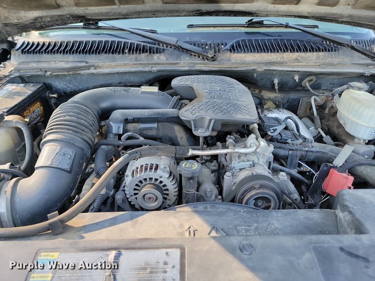 image for item LQ9101 2004 GMC Sierra 2500HD  Ext. Cab flatbed pickup truck