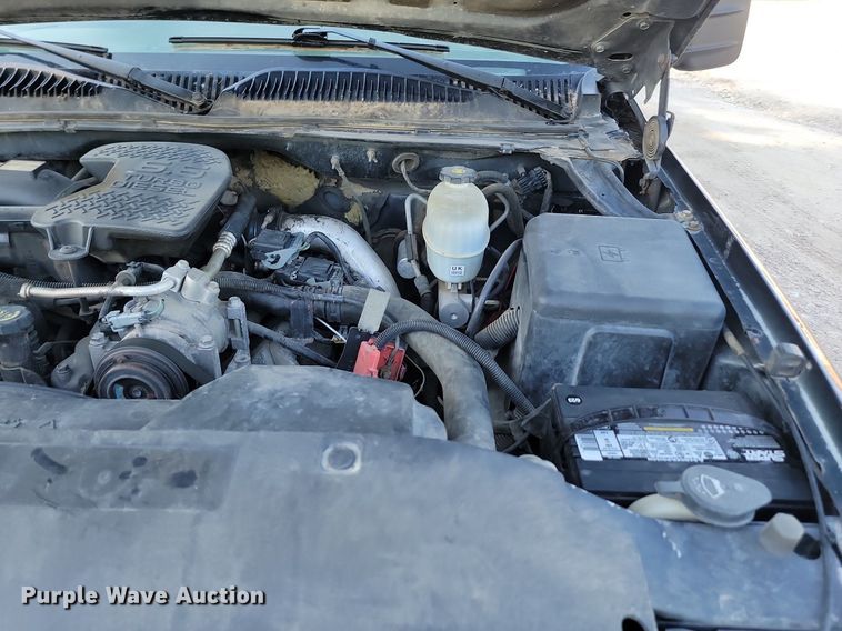 image for item LQ9101 2004 GMC Sierra 2500HD  Ext. Cab flatbed pickup truck