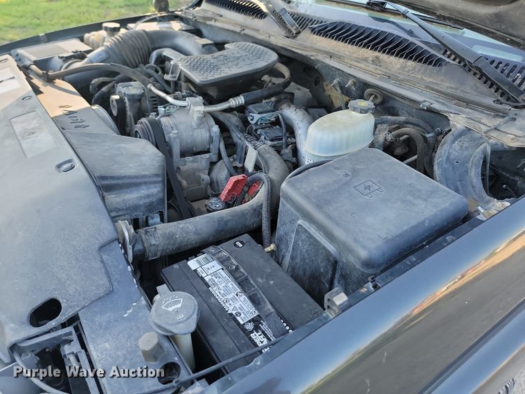 image for item LQ9101 2004 GMC Sierra 2500HD  Ext. Cab flatbed pickup truck