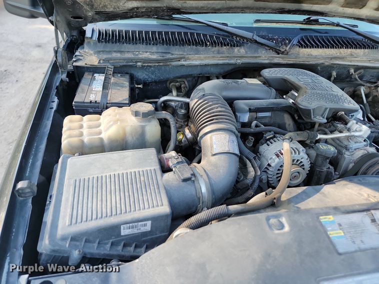 image for item LQ9101 2004 GMC Sierra 2500HD  Ext. Cab flatbed pickup truck