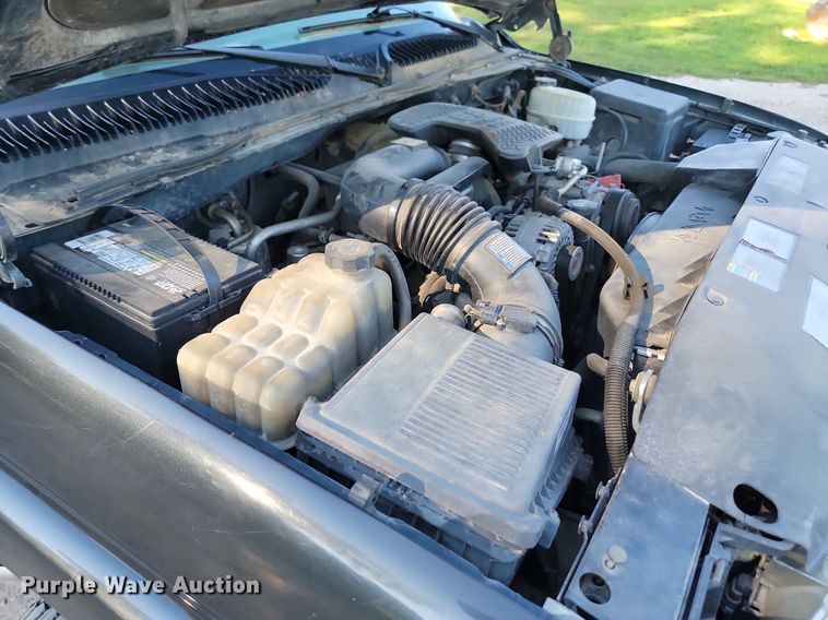 image for item LQ9101 2004 GMC Sierra 2500HD  Ext. Cab flatbed pickup truck