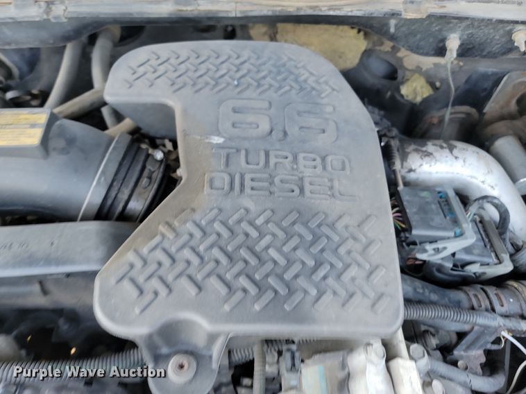 image for item LQ9101 2004 GMC Sierra 2500HD  Ext. Cab flatbed pickup truck